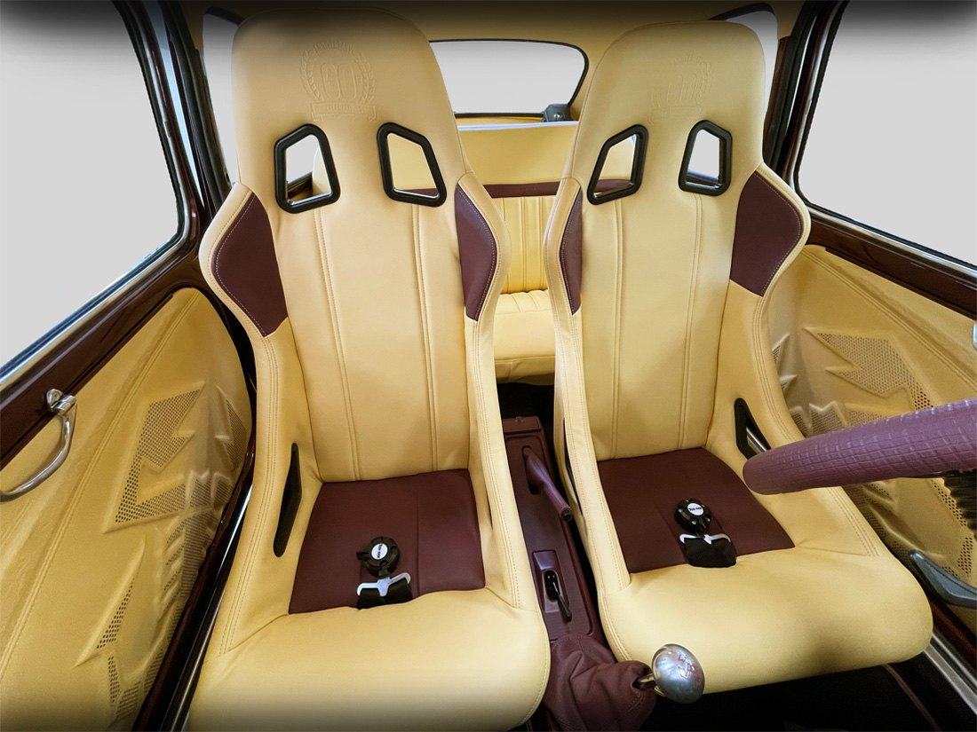 Beige-bordeauxfarbene Ledersportsitze in einem Fiat 600