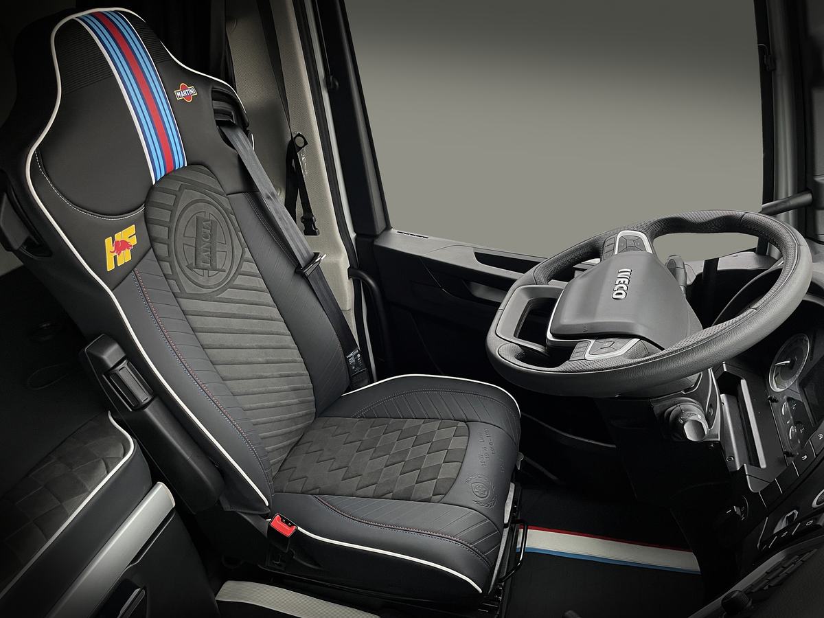 Iveco Martini — Ein Lkw im Martini-Racing-Design bekam ein Interieur, das die Geschichte innen weitererzählt: blau-rote Streifen auf den Rückenlehnen, ein Schachbrettmuster auf den Sitzflächen und Türverkleidungen im selben Stil.