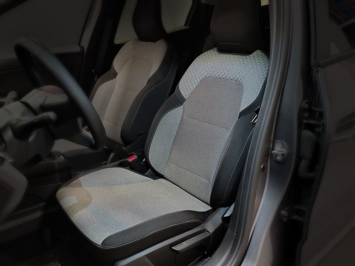 Vordersitz eines Renault Clio mit Werksstoff, vor dem Neubezug